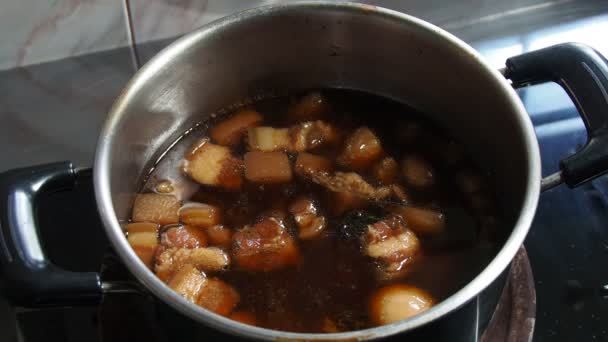 熱い鍋に卵と豚の腹を煮込み 家庭料理のアイデア — ストック動画