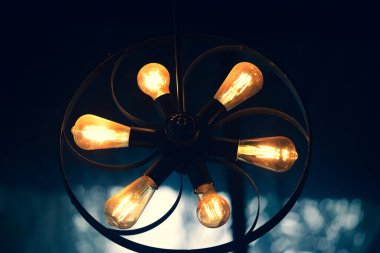 Kafedeki dekoratif lambalar sıcak bir his veriyor. Kafe dekorasyonu fikirleri.