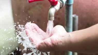 Günlük hayatta su kullanma kavramı. Çeşmeden akan su