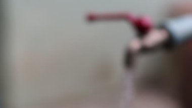 Günlük hayatta su kullanımı kavramı. Çeşmeden akan su