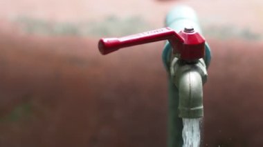 Günlük hayatta su kullanma kavramı. Çeşmeden akan su