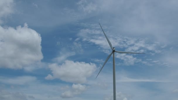 Een Grote Elektrische Windmolens Tegen Achtergrond Van Lucht — Stockvideo