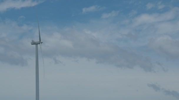 Grande Moinho Vento Elétrico Contra Cenário Céu — Vídeo de Stock