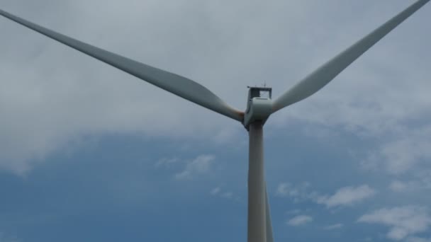 Een Grote Elektrische Windmolens Tegen Achtergrond Van Lucht — Stockvideo