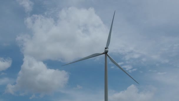 天空背景下的一个大型电动风车 — 图库视频影像