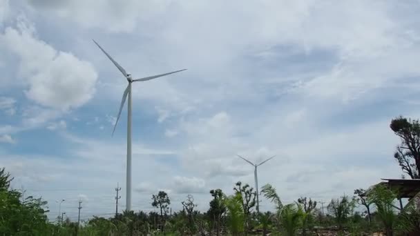 Большие Электрические Ветряные Мельницы Фоне Неба — стоковое видео