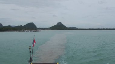 Gemi hareket ettikçe denizin yüzeyi. Yaz seyahati fikirleri