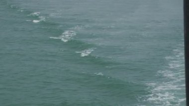 Gemi hareket ettikçe denizin yüzeyi. Yaz seyahati fikirleri