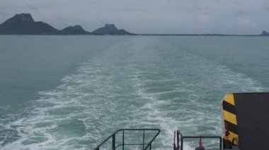 Gemi hareket ettikçe denizin yüzeyi. Yaz seyahati fikirleri