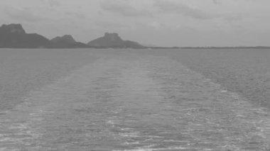 Gemi hareket ettikçe denizin yüzeyi. Yaz seyahati fikirleri