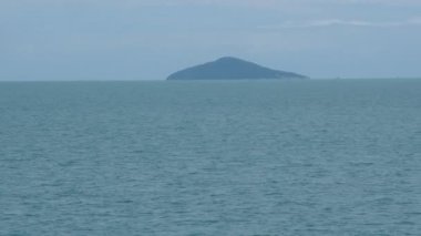 Gemi hareket ettikçe denizin yüzeyi. Yaz seyahati fikirleri