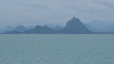 Gemi hareket ettikçe denizin yüzeyi. Yaz deniz seyahati fikirleri