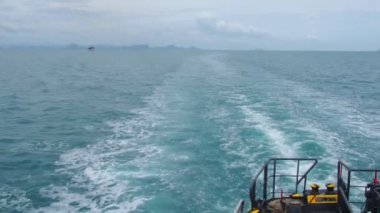 Gemi hareket ettikçe denizin yüzeyi. Yaz seyahati fikirleri