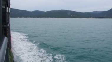 Gemi hareket ettikçe denizin yüzeyi. Yaz seyahati fikirleri