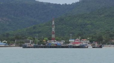 Gemi hareket ettikçe denizin yüzeyi. Yaz deniz seyahati fikirleri