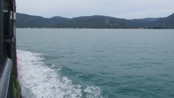 la surface de la mer lorsque le navire se déplace. été idées voyage en mer
