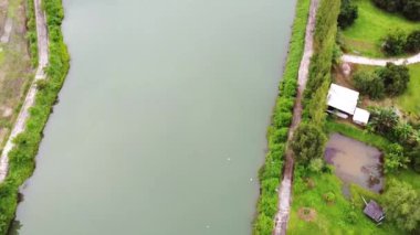 Alçıtaşı madeninin geniş bir çukurunun havadan görünüşü. Büyük bir alçı taşı madeni. Madencilik ve Jeoloji Endüstrisi Kavramları