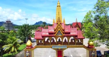 Tayland 'da çok güzel ve çok popüler bir turizm merkezi olan büyük bir tapınağın havadan görünüşü. Wat Bang Tong, Krabi Eyaleti, Tayland