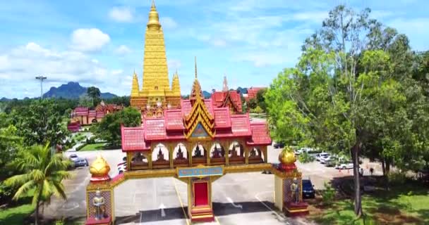 Sebuah Pemandangan Udara Dari Sebuah Kuil Besar Thailand Yang Indah — Stok Video