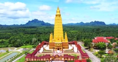 Tayland 'da çok güzel ve çok popüler bir turizm merkezi olan büyük bir tapınağın havadan görünüşü. Wat Bang Tong, Krabi Eyaleti, Tayland