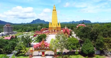 Tayland 'da çok güzel ve çok popüler bir turizm merkezi olan büyük bir tapınağın havadan görünüşü. Wat Bang Tong, Krabi Eyaleti, Tayland