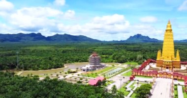 Tayland 'da çok güzel ve çok popüler bir turizm merkezi olan büyük bir tapınağın havadan görünüşü. Wat Bang Tong, Krabi Eyaleti, Tayland