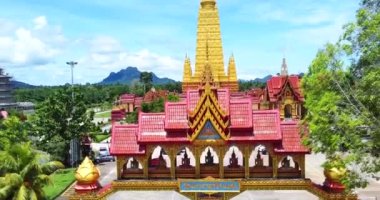 Tayland 'da çok güzel ve çok popüler bir turizm merkezi olan büyük bir tapınağın havadan görünüşü. Wat Bang Tong, Krabi Eyaleti, Tayland