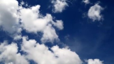 Arka plan mavi gökyüzünde küçük bulutlar ile