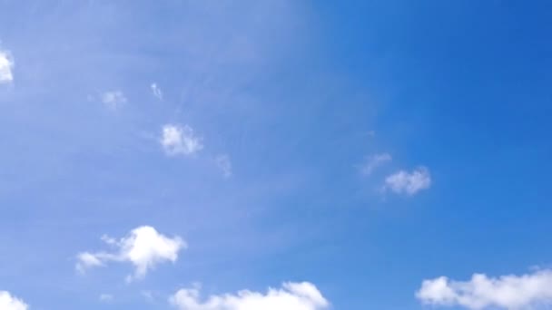 Antecedentes Del Cielo Azul Con Nubes Pequeñas — Vídeo de stock