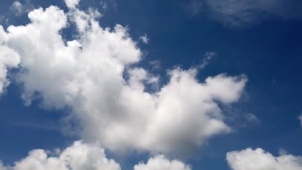 Achtergrond Van Blauwe Hemel Met Kleine Wolken — Stockvideo