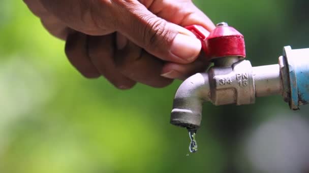 Conceito Escassez Recursos Hídricos Man Mão Abertura Torneira Água Com — Vídeo de Stock