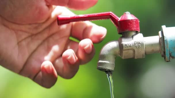 Conceito Escassez Recursos Hídricos Man Mão Abertura Torneira Água Com — Vídeo de Stock