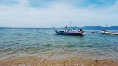 Tayland 'daki Koh Samui adasındaki teknelerin deniz manzarası. Tayland Turizm Konsepti İnanılmaz Tayland
