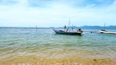 Tayland 'daki Koh Samui adasındaki teknelerin deniz manzarası. Tayland Turizm Konsepti İnanılmaz Tayland