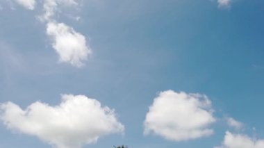 Arka plan mavi gökyüzünde küçük bulutlar ile