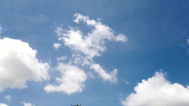 Arka plan mavi gökyüzünde küçük bulutlar ile