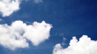 Arka plan mavi gökyüzünde küçük bulutlar ile