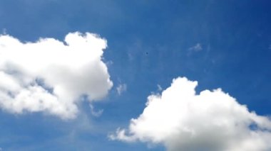 Arka plan mavi gökyüzünde küçük bulutlar ile