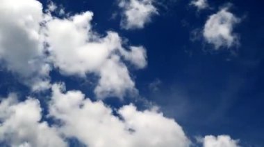 Arka plan mavi gökyüzünde küçük bulutlar ile