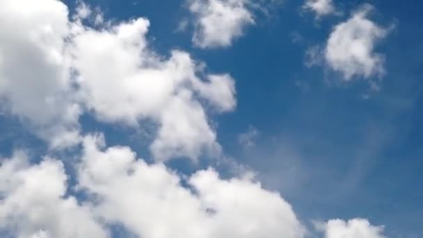 Antecedentes Del Cielo Azul Con Nubes Pequeñas — Vídeos de Stock