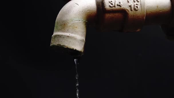Концепция Кризиса Нехватки Чистой Воды Водопроводный Кран Каплями Воды Водный — стоковое видео