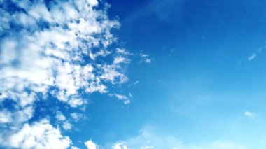 Yazın gökyüzü ve bulutları hızlandırır