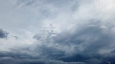 Yağmur fırtınasından önce bulutların türbülansı