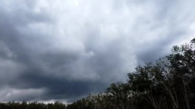 Yağmur fırtınasından önce bulutların türbülansı
