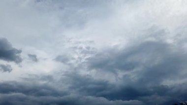 Yağmur fırtınasından önce bulutların türbülansı