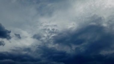 Yağmur fırtınasından önce bulutların türbülansı