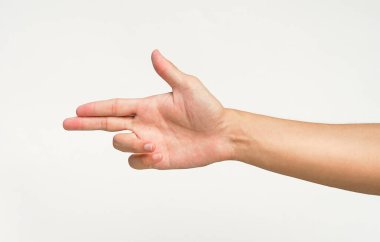 Bir adam beyaz arka planda izole edilmiş bir silah hareketi yapıyor.                               