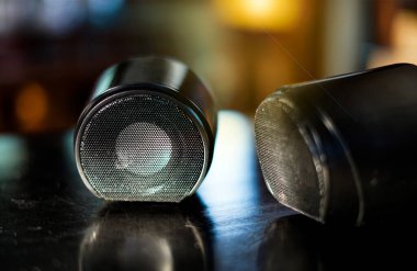 Arka planda ışıklar olan küçük hoparlör kutuları. yumuşak ve seçici odaklanma                               