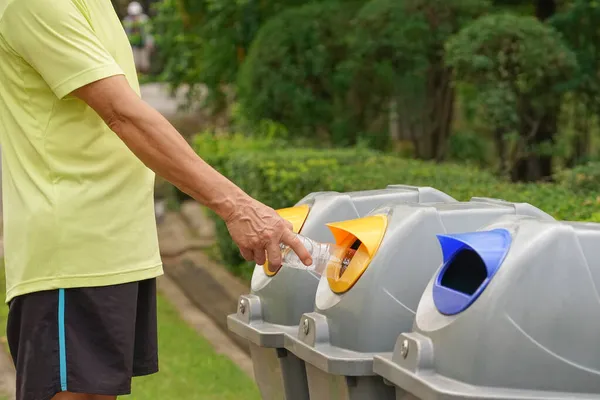 Άνθρωπος Ρίχνουν Πλαστικό Μπουκάλι Κάδο Ανακύκλωσης Μετά Την Ολοκλήρωση Της — Φωτογραφία Αρχείου