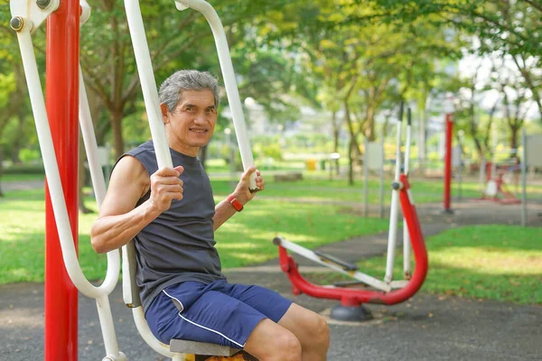 Homem Velho Fazendo Exercício Equipamentos Fitness Livre Parque Conceito Cuidados — Fotografia de Stock